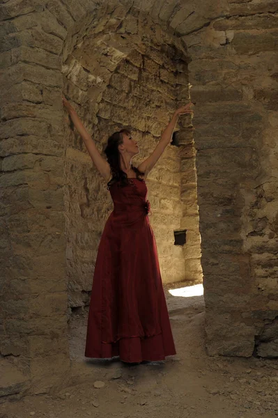 Mujer Vestido Rojo Sobre Fondo Una Fortaleza Medieval —  Fotos de Stock