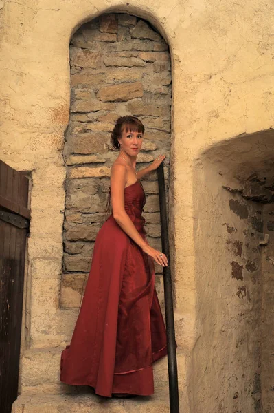 Mujer Vestido Rojo Sobre Fondo Una Fortaleza Medieval —  Fotos de Stock