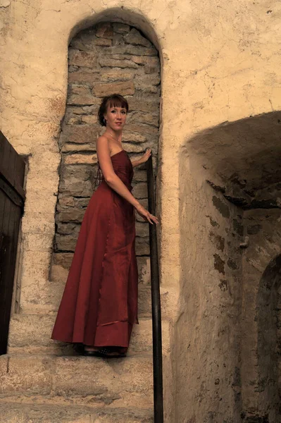 Mujer Vestido Rojo Sobre Fondo Una Fortaleza Medieval —  Fotos de Stock