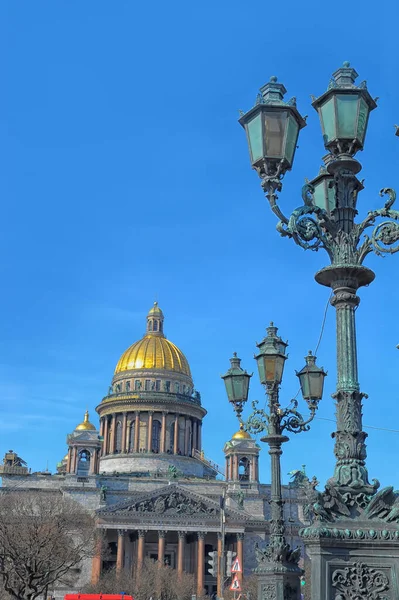 俄罗斯 圣彼得堡2020年5月4日圣以撒大教堂和灯笼 — 图库照片