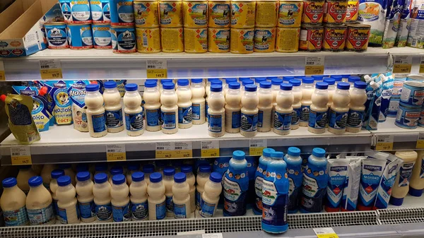 俄罗斯 圣彼得堡2020年5月11日超级市场货架上的浓缩牛奶 — 图库照片