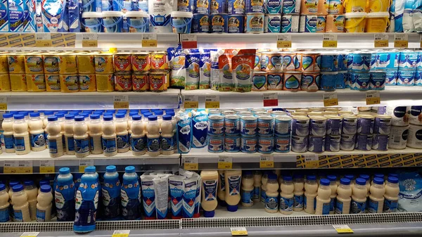 Rusia San Petersburgo 2020 Leche Condensada Los Estantes Del Supermercado —  Fotos de Stock