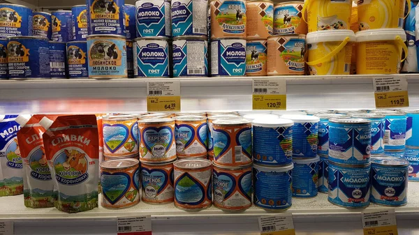 Russie Saint Pétersbourg 2020 Lait Condensé Sur Les Étagères Supermarché — Photo