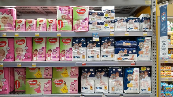 Rússia São Petersburgo 2020 Pampers Para Crianças Nas Prateleiras Supermercado — Fotografia de Stock