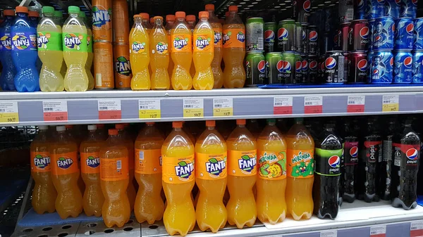 Rosja Sankt Petersburg 2020 Napoje Gazowane Półkach Supermarkecie Podczas Epidemii — Zdjęcie stockowe