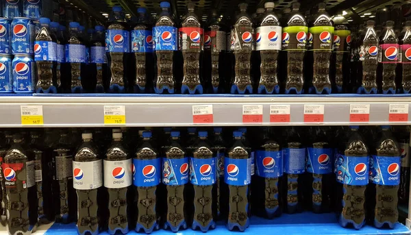 Rusia San Petersburgo 2020 Bebidas Carbonatadas Los Estantes Del Supermercado — Foto de Stock