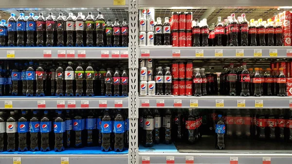 Rusia San Petersburgo 2020 Bebidas Carbonatadas Los Estantes Del Supermercado — Foto de Stock