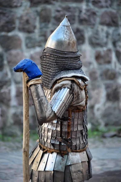 俄罗斯 2016年7月13日历史重建节 骑士城堡穿着中世纪盔甲的骑士 — 图库照片