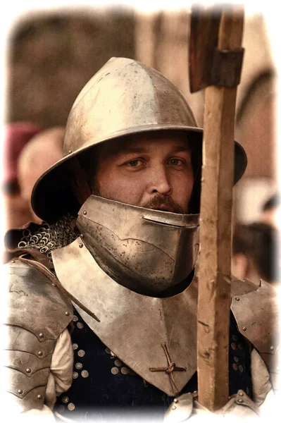 俄罗斯 2016年7月13日历史重建节 骑士城堡穿着中世纪盔甲的骑士 — 图库照片