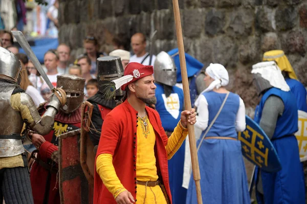 俄罗斯 2016年7月13日历史重建节 骑士城堡 穿着中世纪服装的人 — 图库照片