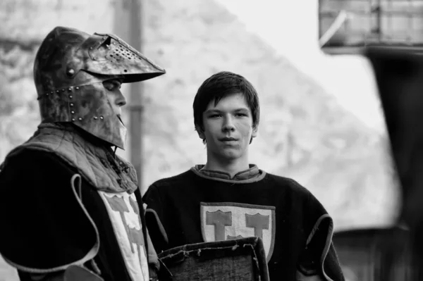 俄罗斯 2016年7月13日历史重建节 骑士城堡 穿着中世纪服装的人 — 图库照片