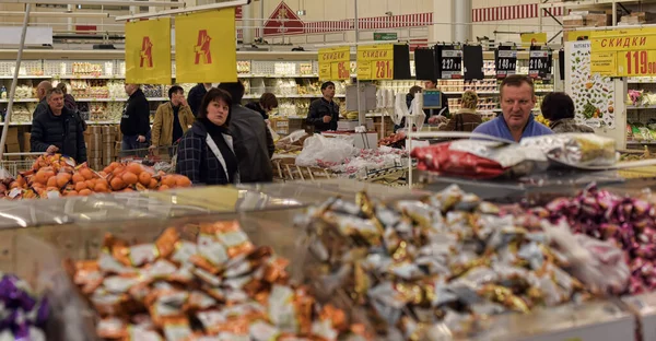 Russland Petersburg 2012 Einkäufer Supermarkt — Stockfoto