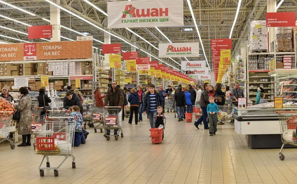 Rosja Sankt Petersburg 2012 Kupujący Supermarkecie — Zdjęcie stockowe