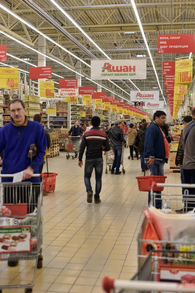 Rússia São Petersburgo 2012 Compradores Supermercado — Fotografia de Stock