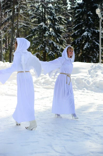 Två Flickor Med Vita Huvor Med Änglavingar Vinter Bakgrund — Stockfoto