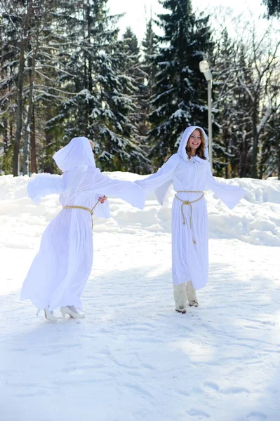 Dwie Dziewczyny Białych Bluzach Anielskimi Skrzydłami Zimowym Tle — Zdjęcie stockowe