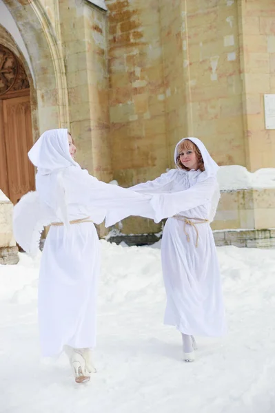 Dvě Dívky Bílými Mikiny Andělskými Křídly Zimním Pozadí — Stock fotografie