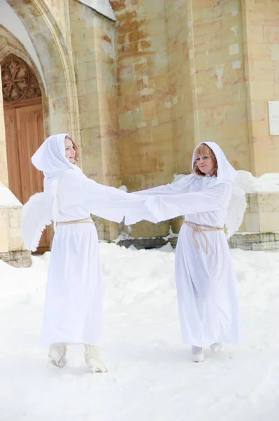 Dos Chicas Con Capuchas Blancas Con Alas Ángel Sobre Fondo — Foto de Stock