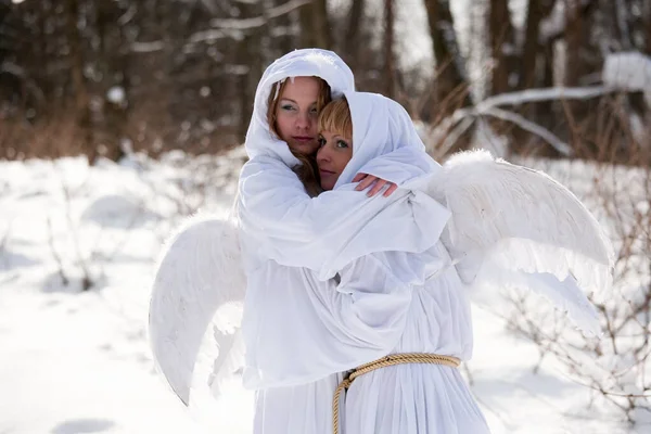 Twee Meisjes Met Witte Hoodies Met Engel Vleugels Een Winter — Stockfoto