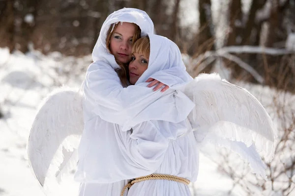 Duas Meninas Com Capuzes Brancos Com Asas Anjo Fundo Inverno — Fotografia de Stock