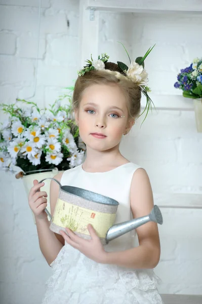 Flicka Med Blommor Vacker Närbild — Stockfoto