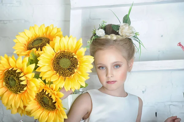 Mädchen Mit Blumen Schöne Nahaufnahme — Stockfoto