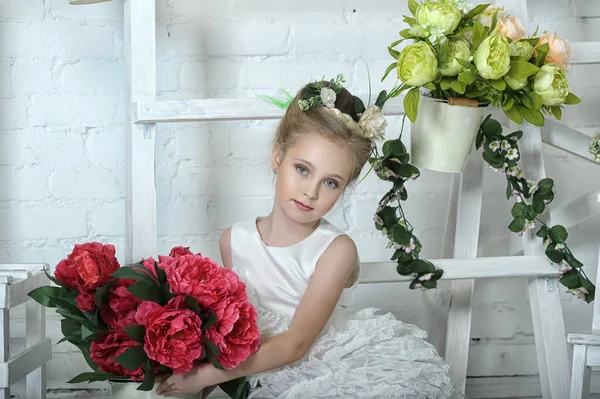 Flicka Med Blommor Vacker Närbild — Stockfoto