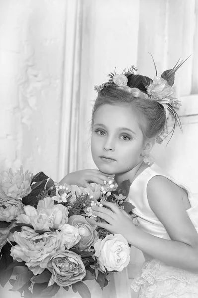 Virágos Lány Gyönyörű Közelkép — Stock Fotó