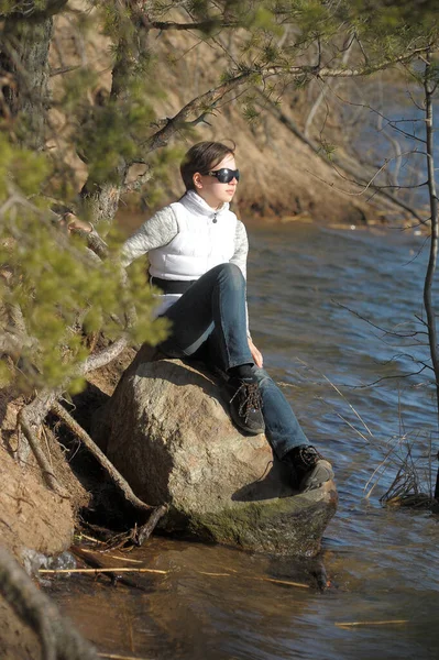 Adolescente Chica Sentado Una Roca Cerca Del Agua — Foto de Stock