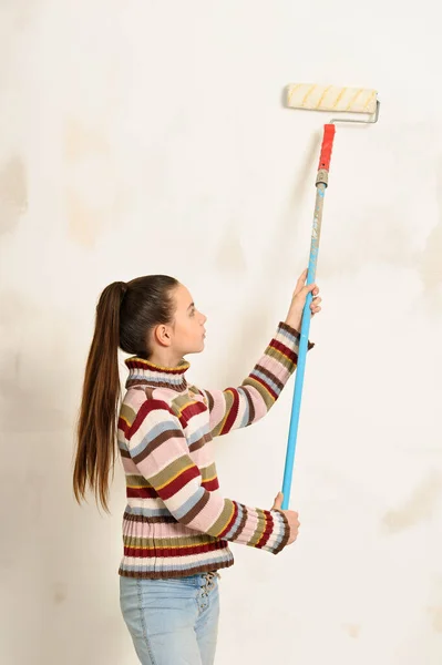 Girl Brunette Teenager Repairing Apartment — Stock Photo, Image