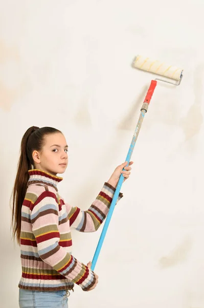 Girl Brunette Teenager Repairing Apartment — Stock Photo, Image