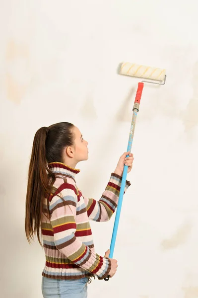 Girl Brunette Teenager Repairing Apartment — Stock Photo, Image