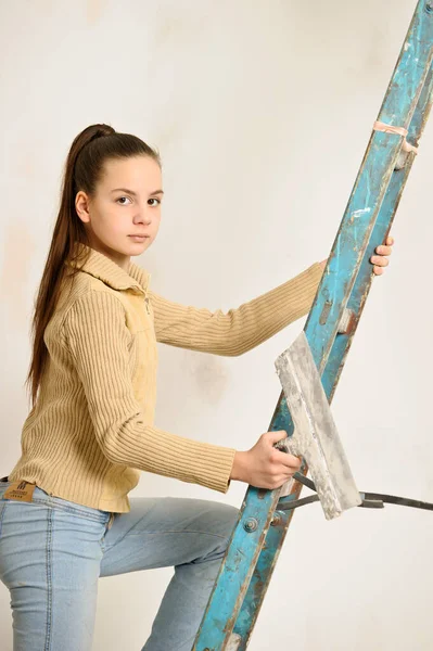Dziewczyna Brunetka Nastolatek Zajęty Naprawy Mieszkanie Drabina — Zdjęcie stockowe