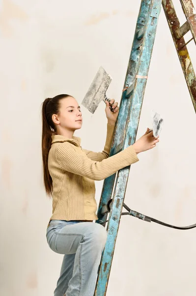 Chica Morena Adolescente Ocupado Reparando Apartamento Una Escalera — Foto de Stock