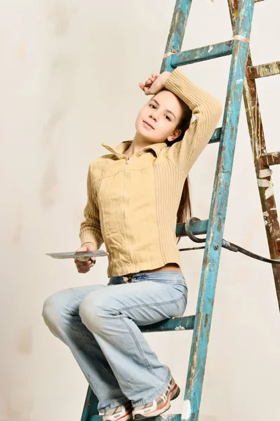 Meisje Brunette Tiener Bezig Met Het Repareren Van Een Appartement — Stockfoto