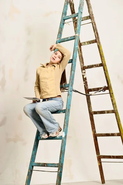 Mädchen Brünett Teenager Busy Reparatur Ein Wohnung Auf Einer Treppe — Stockfoto