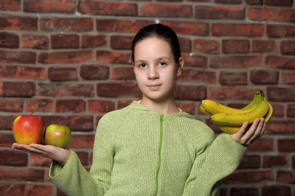 Morena Adolescente Chica Con Manzanas Plátanos —  Fotos de Stock