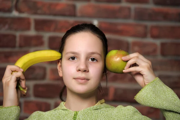 Brunetka Teenager Dívka Jablky Banány — Stock fotografie