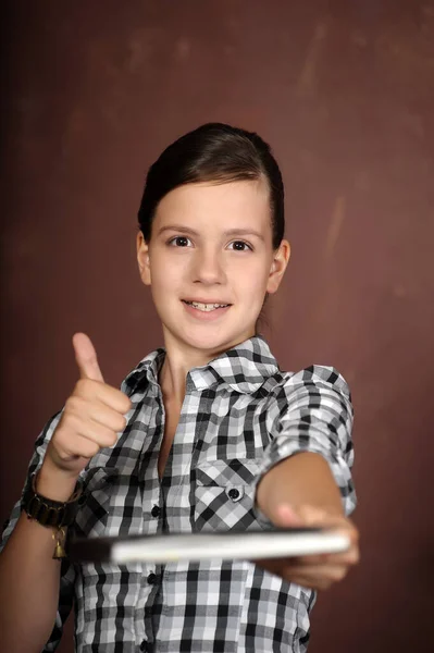 Портрет Молодой Счастливой Студентки Кавказки Держащей Блокнот Показывающей Большой Палец — стоковое фото