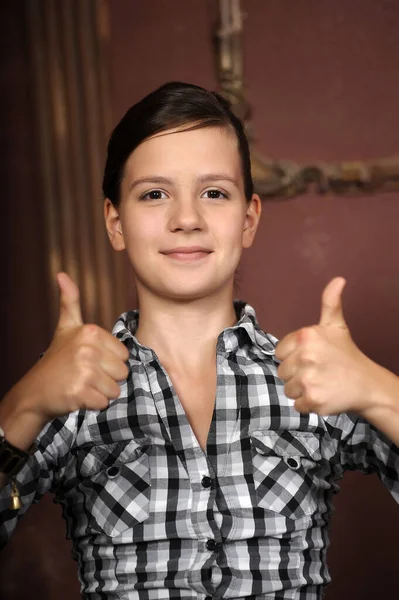 Портрет Милой Девочки Подростка Большим Пальцем Вверх — стоковое фото