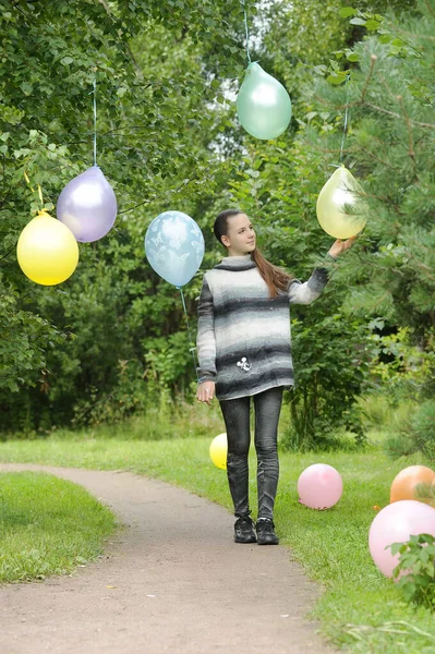 Весной Красочный Шарик Портрет Юной Брюнетки Девочки Воздушными Шарами Парке — стоковое фото