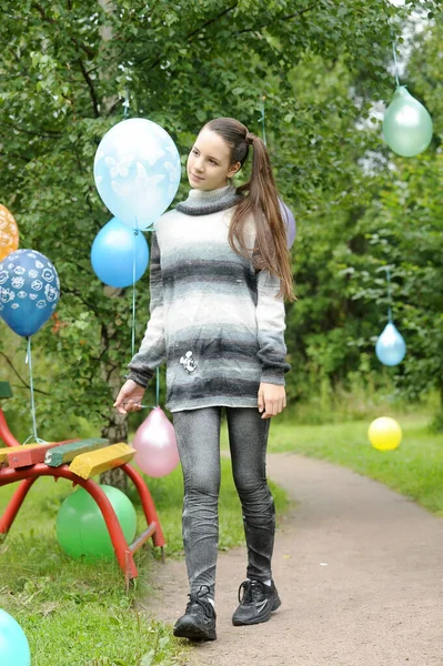 Jarní Barevný Balón Portrét Mladé Brunetky Teenager Dívka Balónky Parku — Stock fotografie
