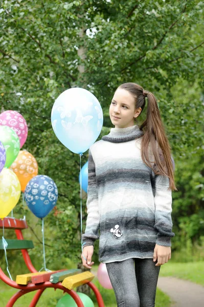 Vårens Färgglada Ballong Porträtt Ung Brunett Tonåring Flicka Med Ballonger — Stockfoto