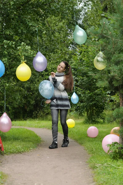 Jarní Barevný Balón Portrét Mladé Brunetky Teenager Dívka Balónky Parku — Stock fotografie