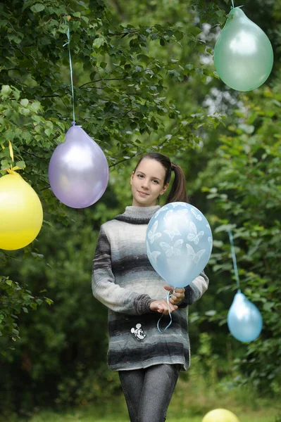 Balão Colorido Primavera Retrato Jovem Morena Adolescente Com Balões Parque — Fotografia de Stock