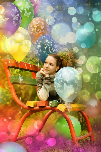 Brünette Teenager Mädchen Auf Einer Bank Mit Luftballons Einem Park — Stockfoto