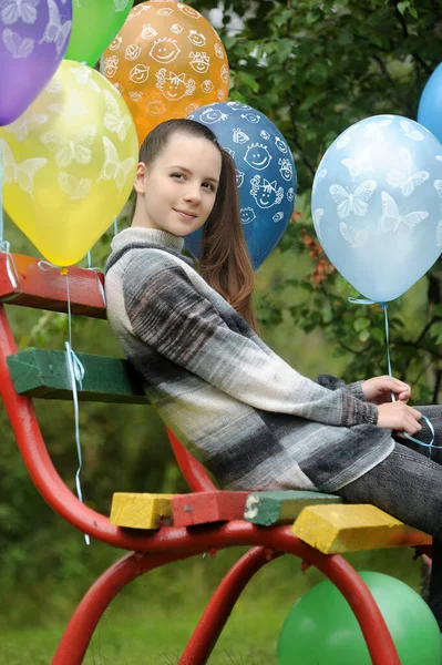 Brunett Tonåring Flicka Bänk Med Ballonger Park — Stockfoto
