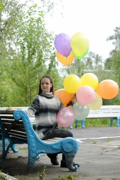 Ανοιξιάτικο Μπαλόνι Πορτρέτο Της Νεαρής Μελαχρινής Έφηβης Κορίτσι Μπαλόνια Στο — Φωτογραφία Αρχείου