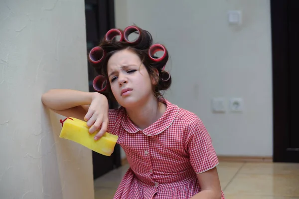 Menina Criança Cansada Limpar Com Uma Esponja Doméstica Suas Mãos — Fotografia de Stock
