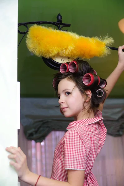 Fille Enfant Bigoudis Secoue Panicule Poussière Maison — Photo